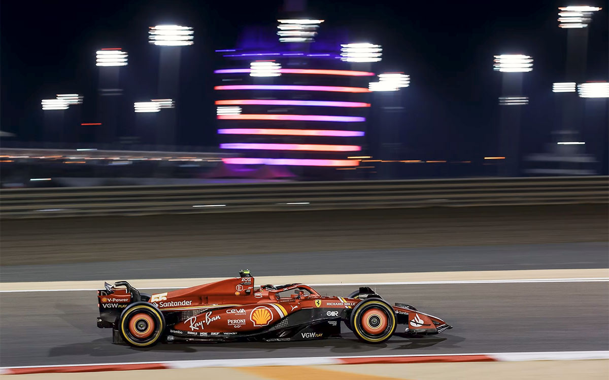 フェラーリ「SF-24」をドライブするカルロス・サインツ、2024年2月21日F1プレシーズンテスト初日バーレーン・インターナショナル・サーキット