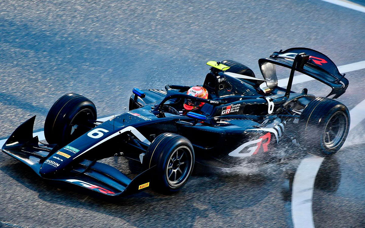 ウェット路面のバーレーン・インターナショナル・サーキットを周回する宮田莉朋（ロダン・モータースポーツ）、2024年2月11日FIA-F2選手権プレシーズンテスト初日