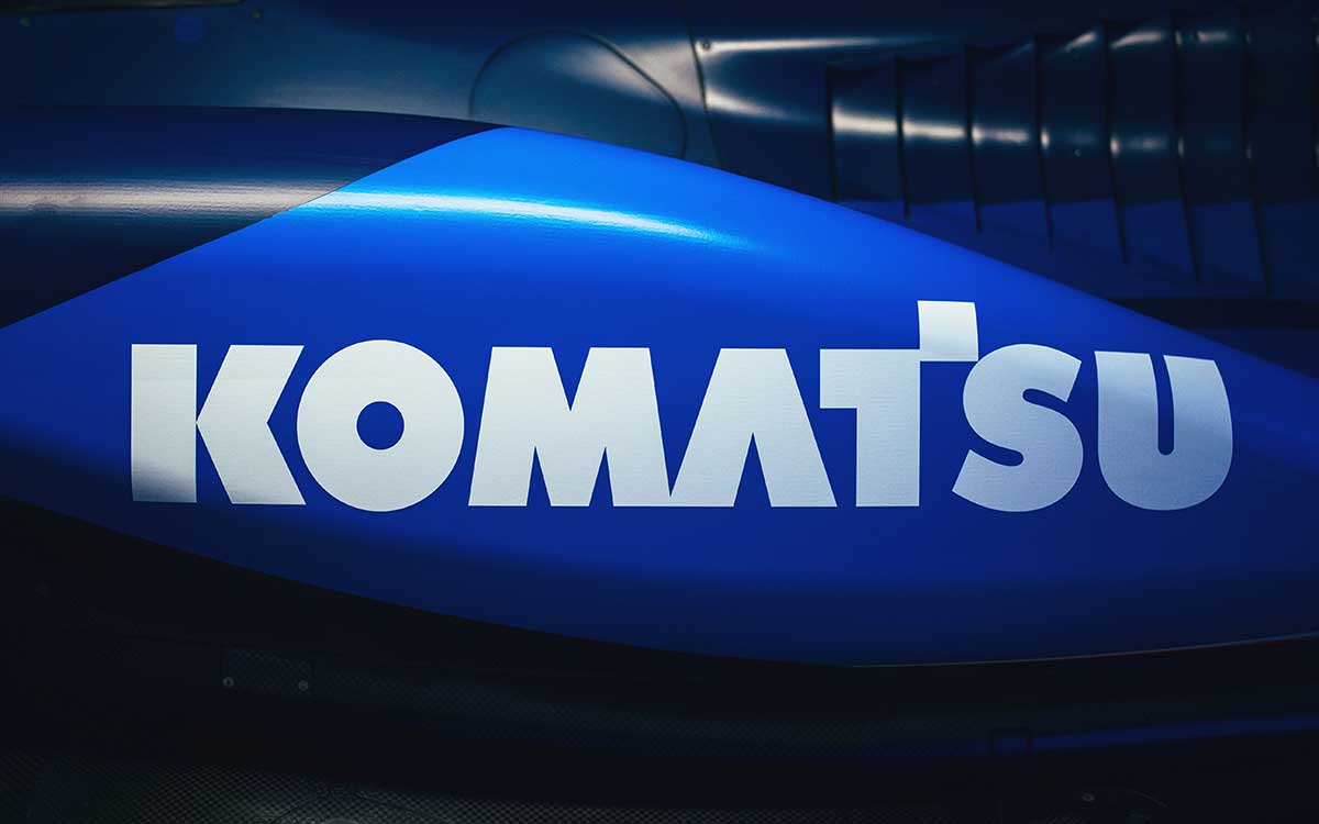 ウィリアムズ・レーシングの2024年型F1マシン「FW46」のサイドポッドに表示された小松製作所のロゴ「KOMATSU」