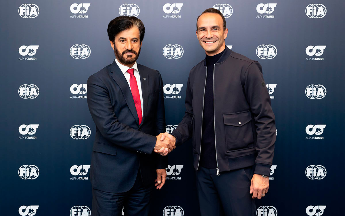 公式ウェアパートナー契約を結び国際自動車連盟（FIA）のモハメド・ベン・スレイエム会長と握手を交わすアルファタウリのアーメット・メルカンCEO、2024年2月19日