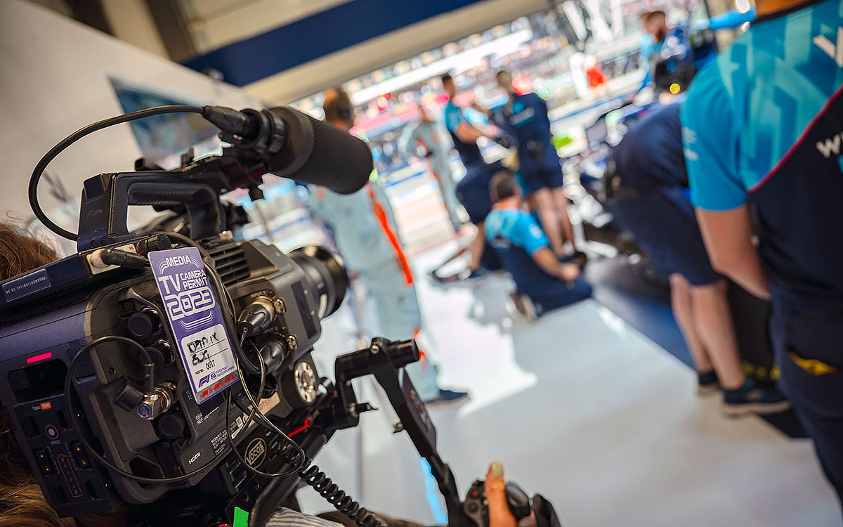 ウィリアムズF1チームのガレージ内を撮影するNetflix「Drive to Survive」のカメラ、2023年