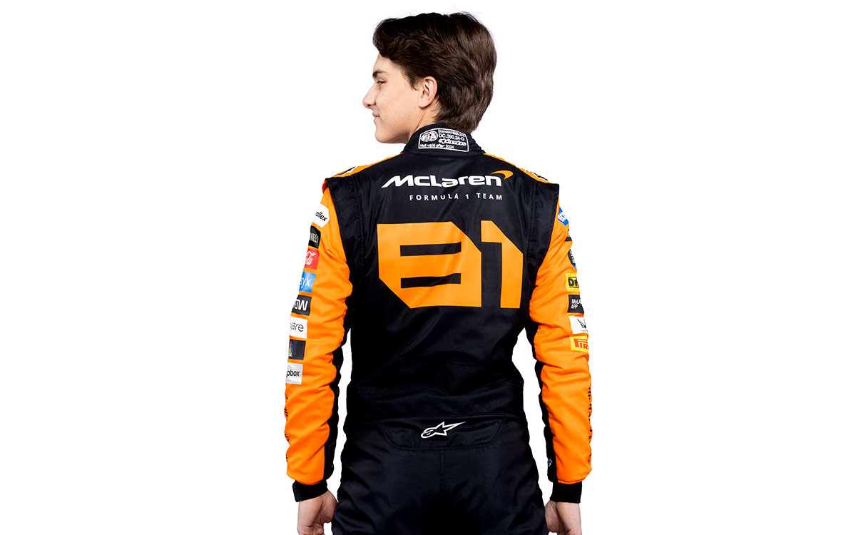 2024年のレーシングスーツを着用したマクラーレンのオスカー・ピアストリ（背面）