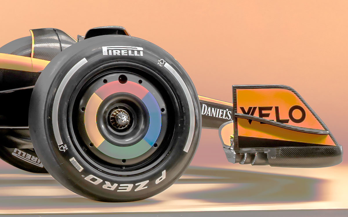 マクラーレンの2024年型F1マシン「MCL38」のフロントウイング翼端板と前輪、マクラーレン・テクノロジー・センターにて