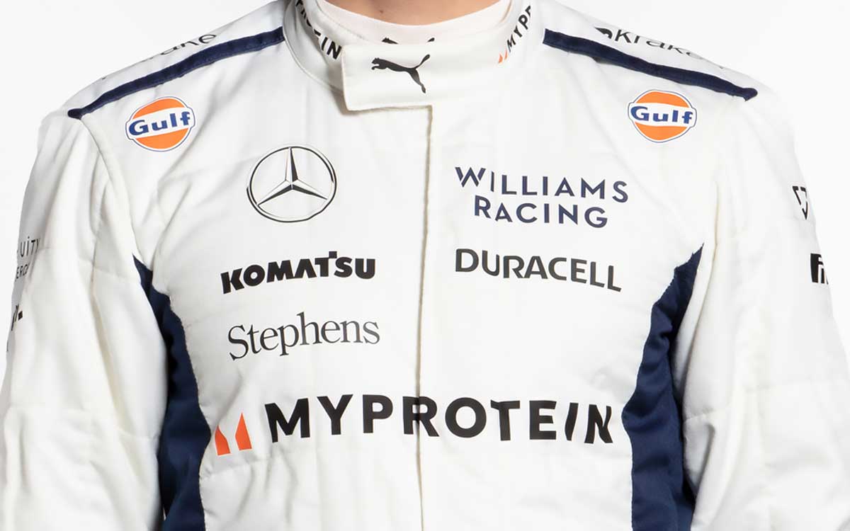 ローガン・サージェント（ウィリアムズ）の2024年F1レーシングスーツに掲載されたコマツを含むスポンサーロゴ