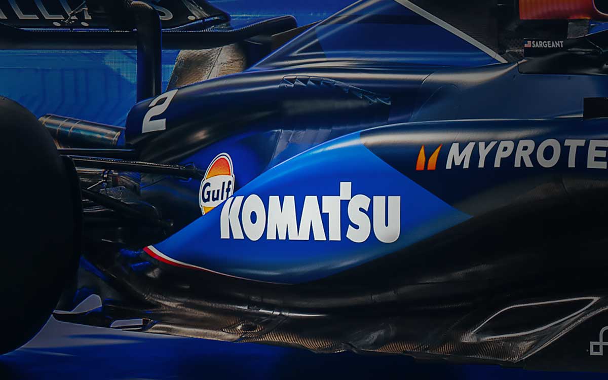 ウィリアムズ・レーシングの2024年型F1マシン「FW46」のサイドポッドに表示された小松製作所のロゴ「KOMATSU」（2）