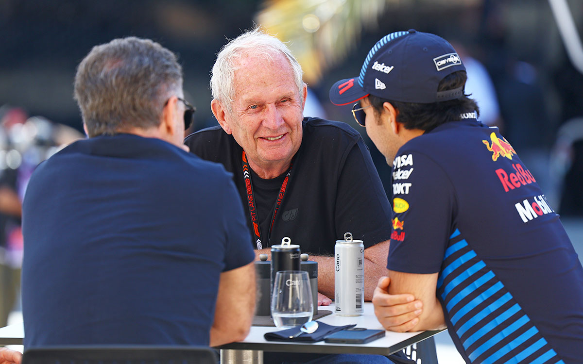 バーレーン・インターナショナル・サーキットのパドックで談笑するレッドブルのヘルムート・マルコとセルジオ・ペレス、2024年2月21日F1プレシーズンテスト