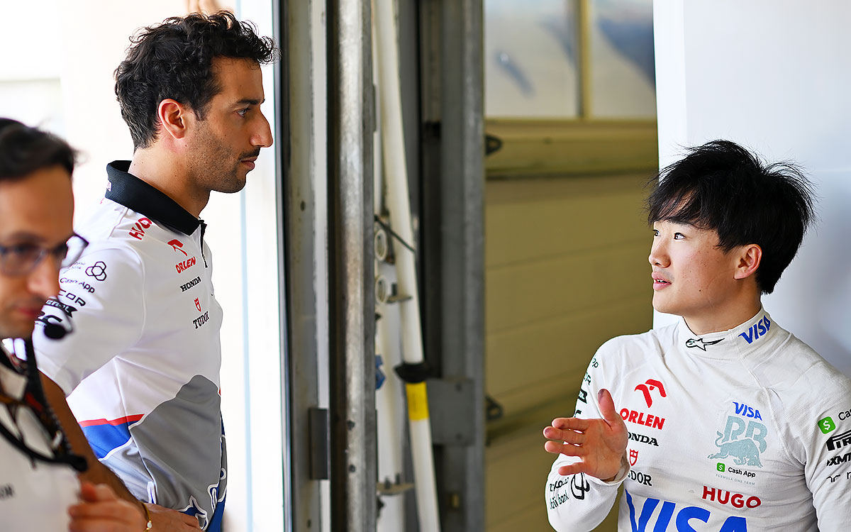 セッションの合間にダニエル・リカルドと話をする角田裕毅（ビザ・キャッシュアップRBフォーミュラ1チーム）、2024年2月21日F1プレシーズンテスト初日バーレーン・インターナショナル・サーキットにて