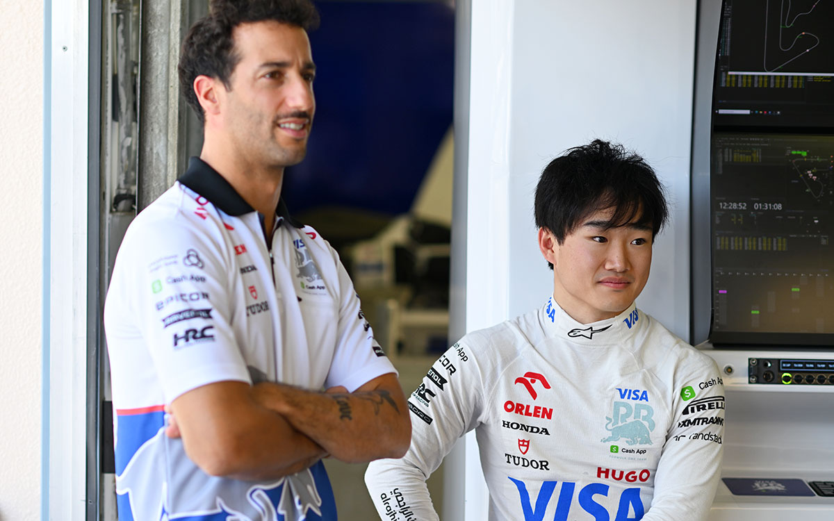 ガレージで話すビザ・キャッシュアップRBのダニエル・リカルドと角田裕毅、2024年2月21日(水) バーレーン・インターナショナル・サーキットでのF1テスト1日目​​