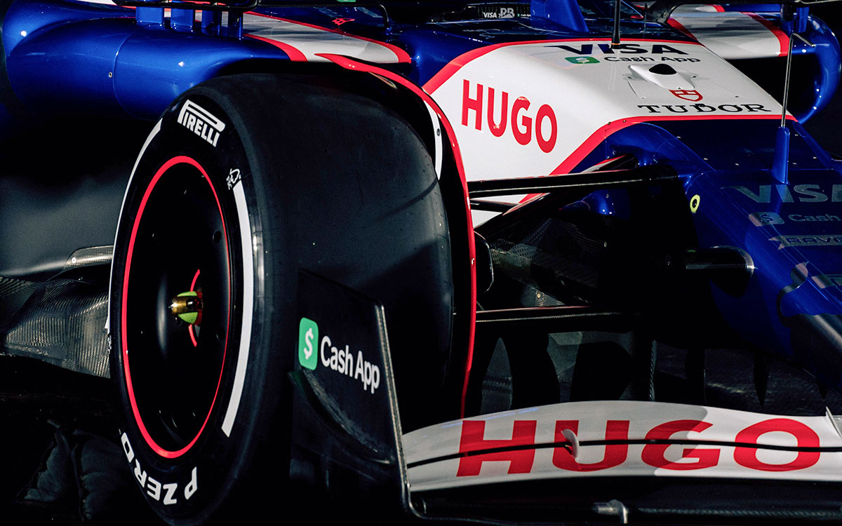 HUGOのロゴが掲げられたビザ・キャッシュアップRBフォーミュラ1チームの2024年型F1マシン「VCARB 01」、2024年2月8日