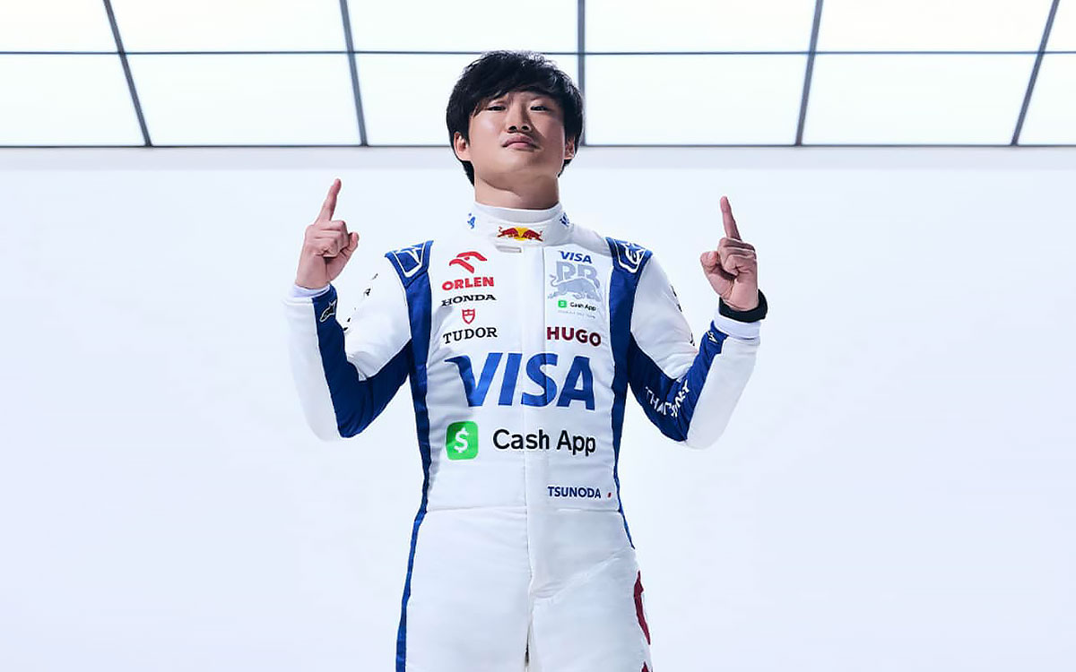 2024年仕様のレーシングスーツを着用してポーズを取るビザ・キャッシュアップRBフォーミュラ1チームの角田裕毅