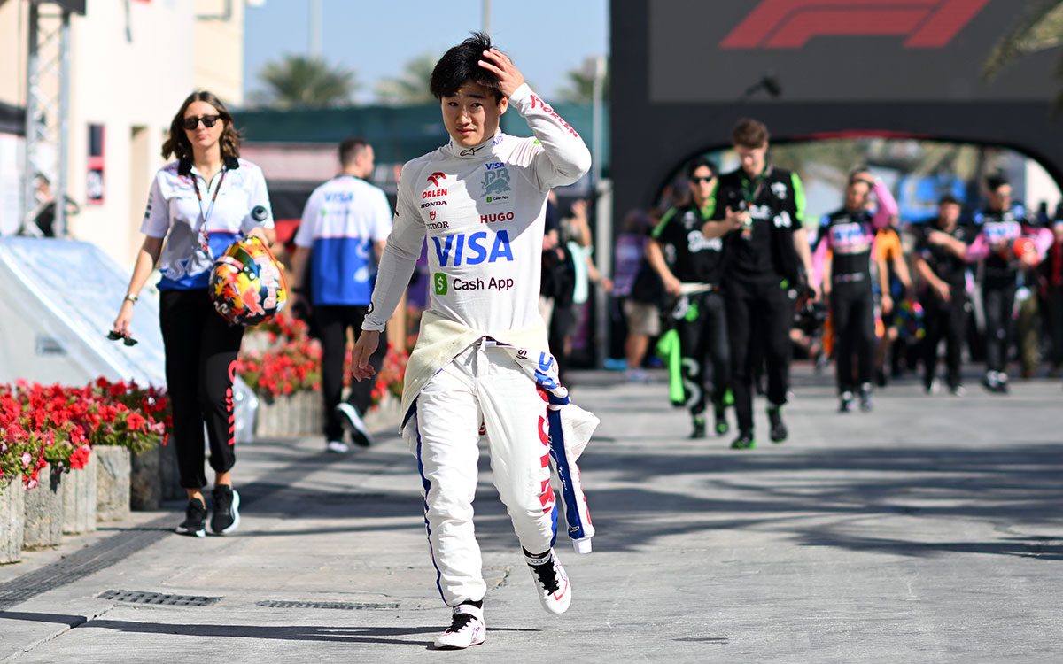バーレーン・インターナショナル・サーキットのパドックを歩く角田裕毅（ビザ・キャッシュアップRBフォーミュラ1チーム）、2024年2月21日F1プレシーズンテスト