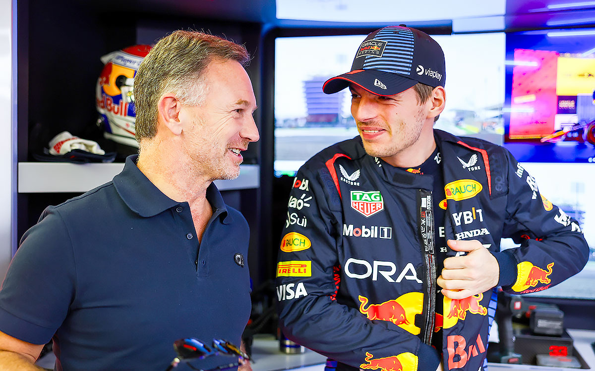 ガレージ内で談笑するレッドブル・レーシングのクリスチャン・ホーナー代表とマックス・フェルスタッペン、2024年2月21日F1プレシーズンテスト初日バーレーン・インターナショナル・サーキット