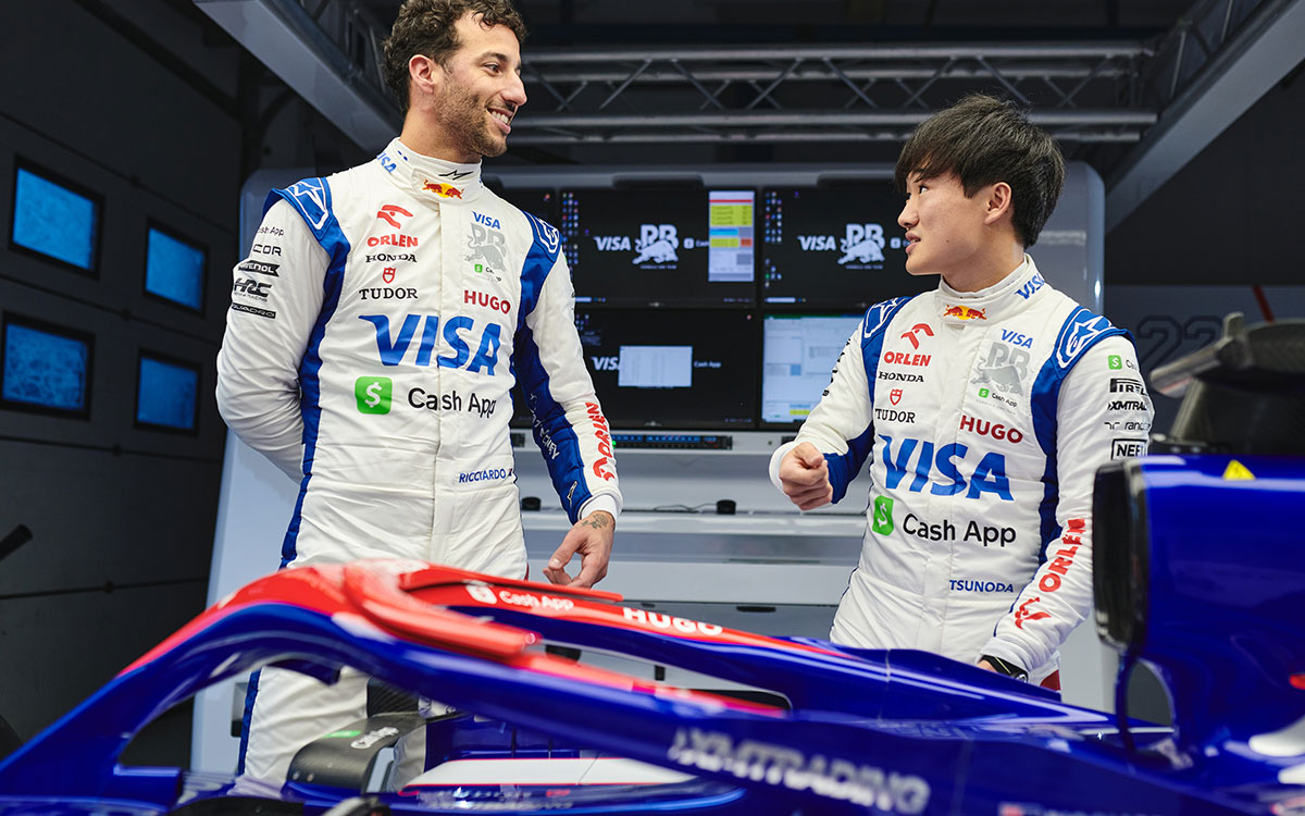 ガレージ内でVCARB 01を囲むビザ・キャッシュアップRBフォーミュラ1チームの角田裕毅とダニエル・リカルド、2024年2月12日(月)ミサノ・サーキット (5)
