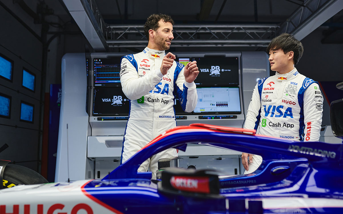 ガレージ内でVCARB 01を囲むビザ・キャッシュアップRBフォーミュラ1チームの角田裕毅とダニエル・リカルド、2024年2月12日(月)ミサノ・サーキット (6)