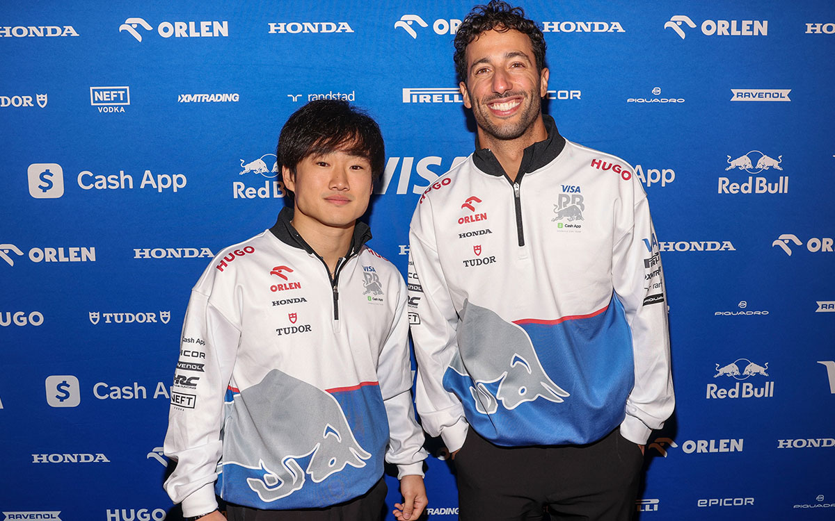 ビザ・キャッシュアップRBフォーミュラ1チームの角田裕毅とダニエル・リカルド、2024年2月8日ラスベガスでのローンチイベントにて