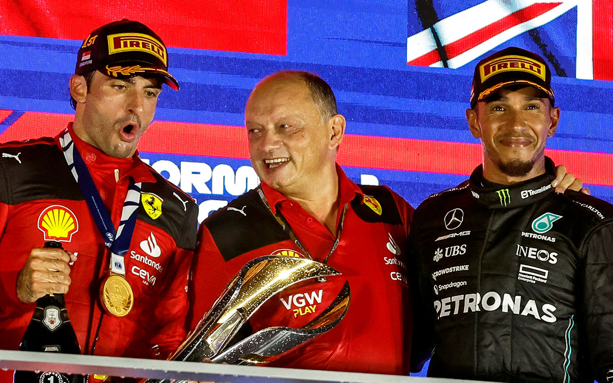 表彰台に上がるウィナーのカルロス・サインツ（フェラーリ）とフレデリック・バスール代表、ルイス・ハミルトン（メルセデス）、2023年F1シンガポールGP