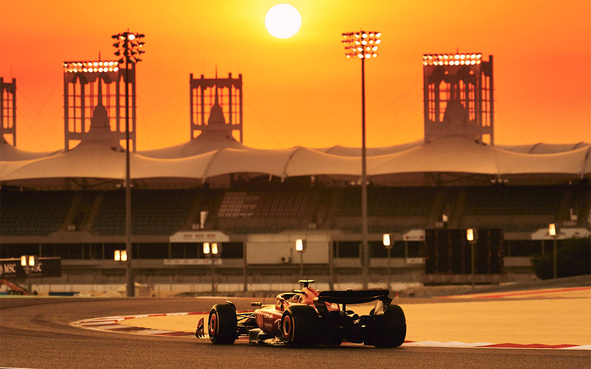 夕暮れ時のバーレーン・インターナショナル・サーキットでフェラーリ「SF-24」をドライブするカルロス・サインツ、2024年2月22日F1プレシーズンテスト2日目