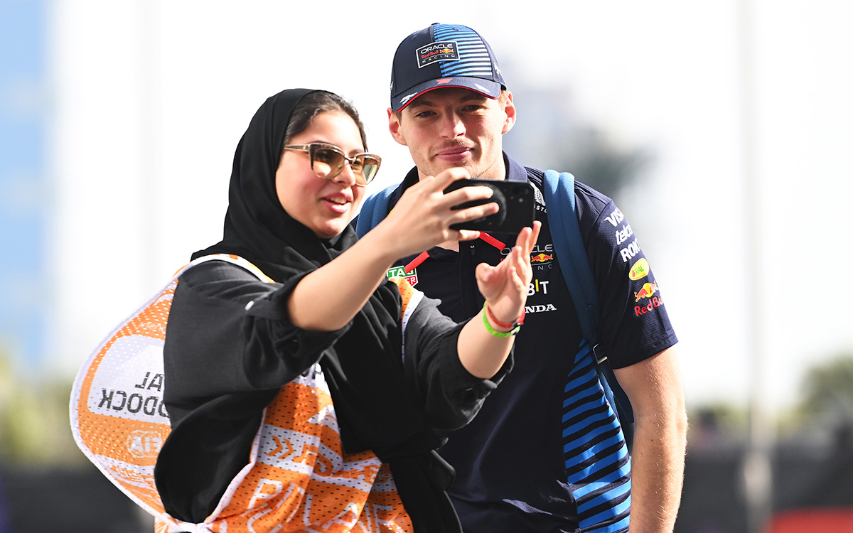 ピットレーン・マーシャルと写真を撮るマックス・フェルスタッペン（レッドブル）、2024年3月9日F1サウジアラビアGP