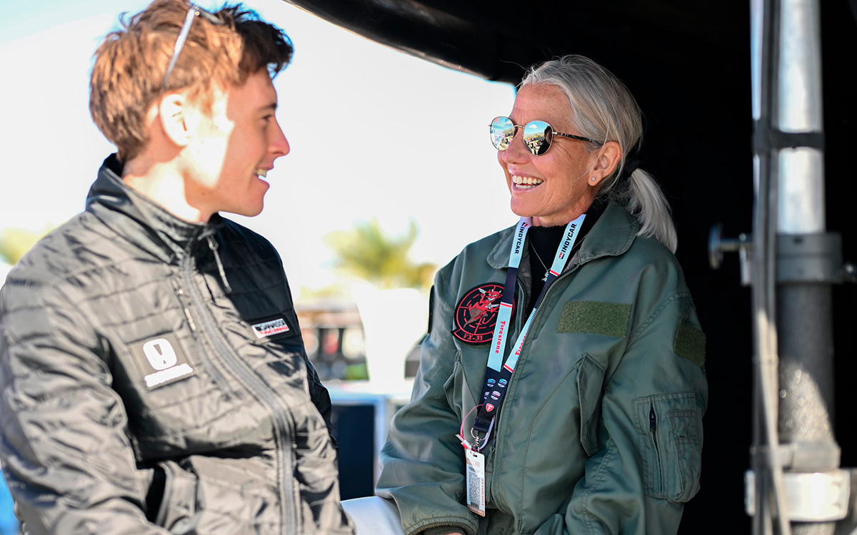マーカス・アームストロング（チップ・ガナッシ）と談笑するアンジェラ・カレン、2024年3月24日インディカー非選手権レースイベント「ミリオンダラー・チャレンジ」にて