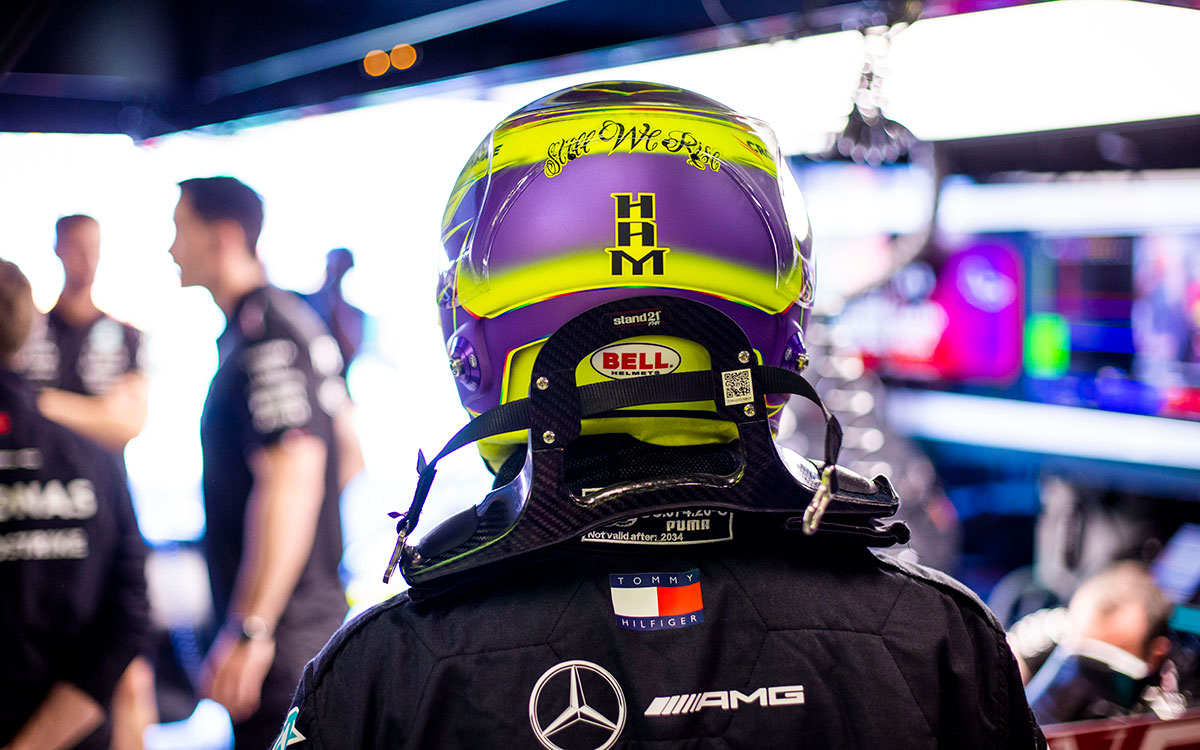 ヘルメットを被ったルイス・ハミルトン（メルセデス）の後ろ姿、2024年3月22日F1オーストラリアGP