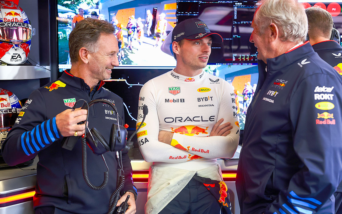ガレージで話すレッドブルのクリスチャン・ホーナー代表、マックス・フェルスタッペン、ヘルムート・マルコ、2024年3月23日(土)予選 F1オーストラリアGP（アルバートパーク・サーキット）
