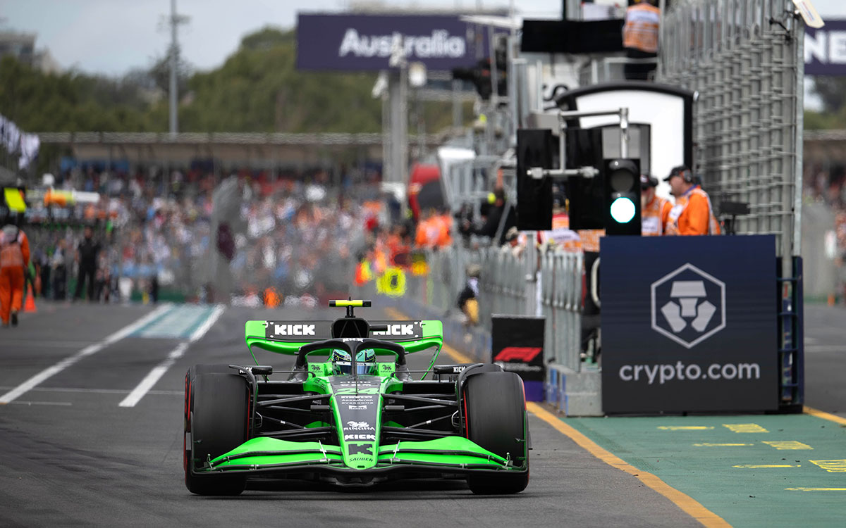 アルバート・パーク・サーキットのピットレーンを走行する周冠宇（ザウバー）、2024年3月23日F1オーストラリアGP