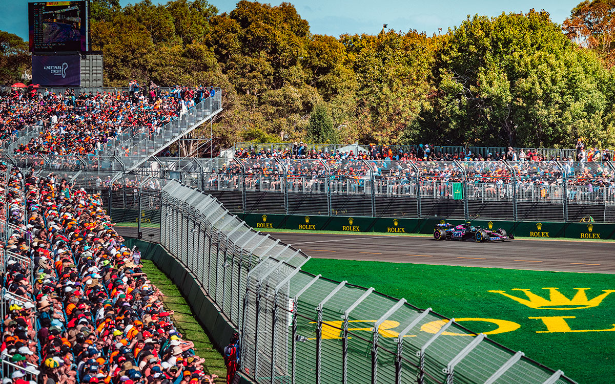 アルバート・パーク・サーキットでレースを戦うピエール・ガスリー（アルピーヌ）とグランドスタンドから眺める観客、2024年3月24日F1オーストラリアGP