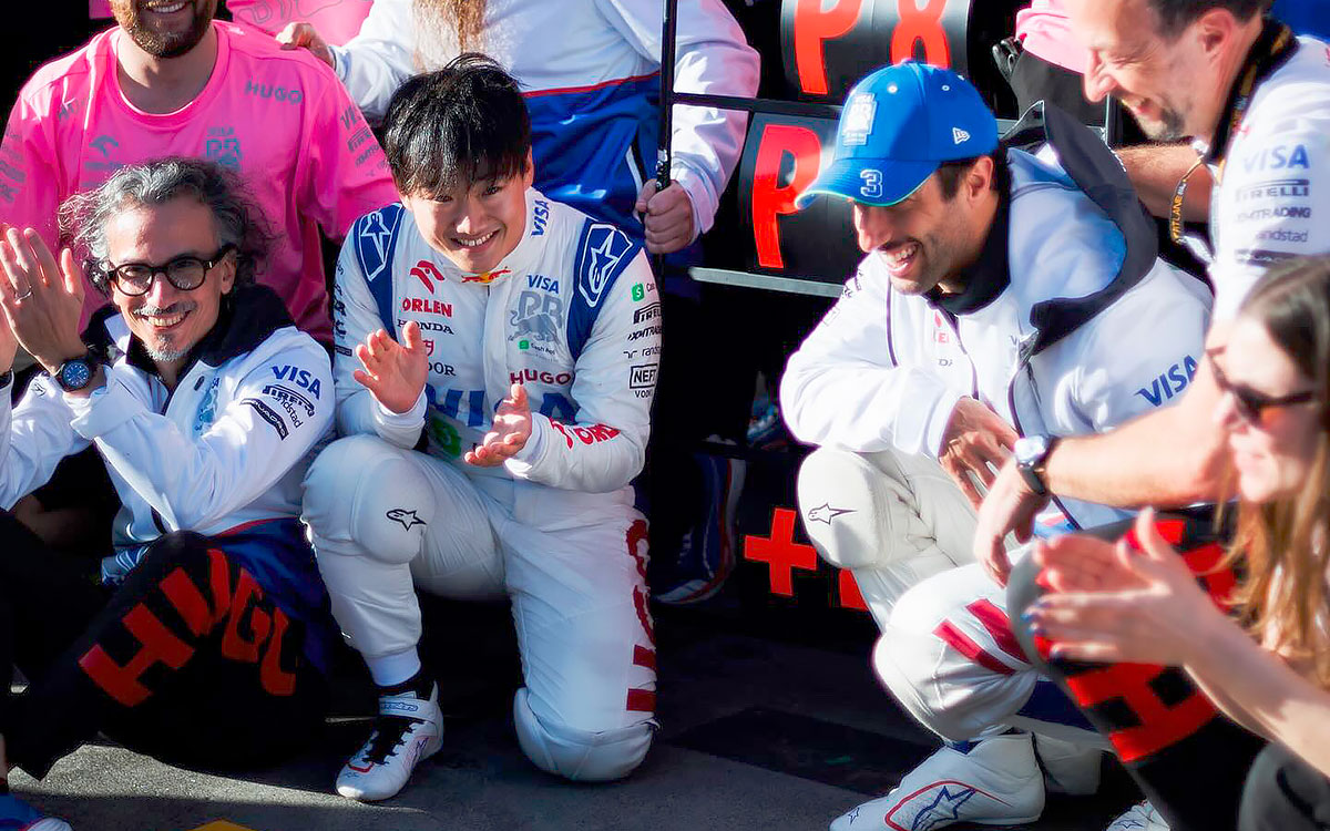 8位入賞を祝うRBのローラン・メキーズ代表、角田裕毅、ダニエル・リカルド、2024年3月24日F1オーストラリアGP