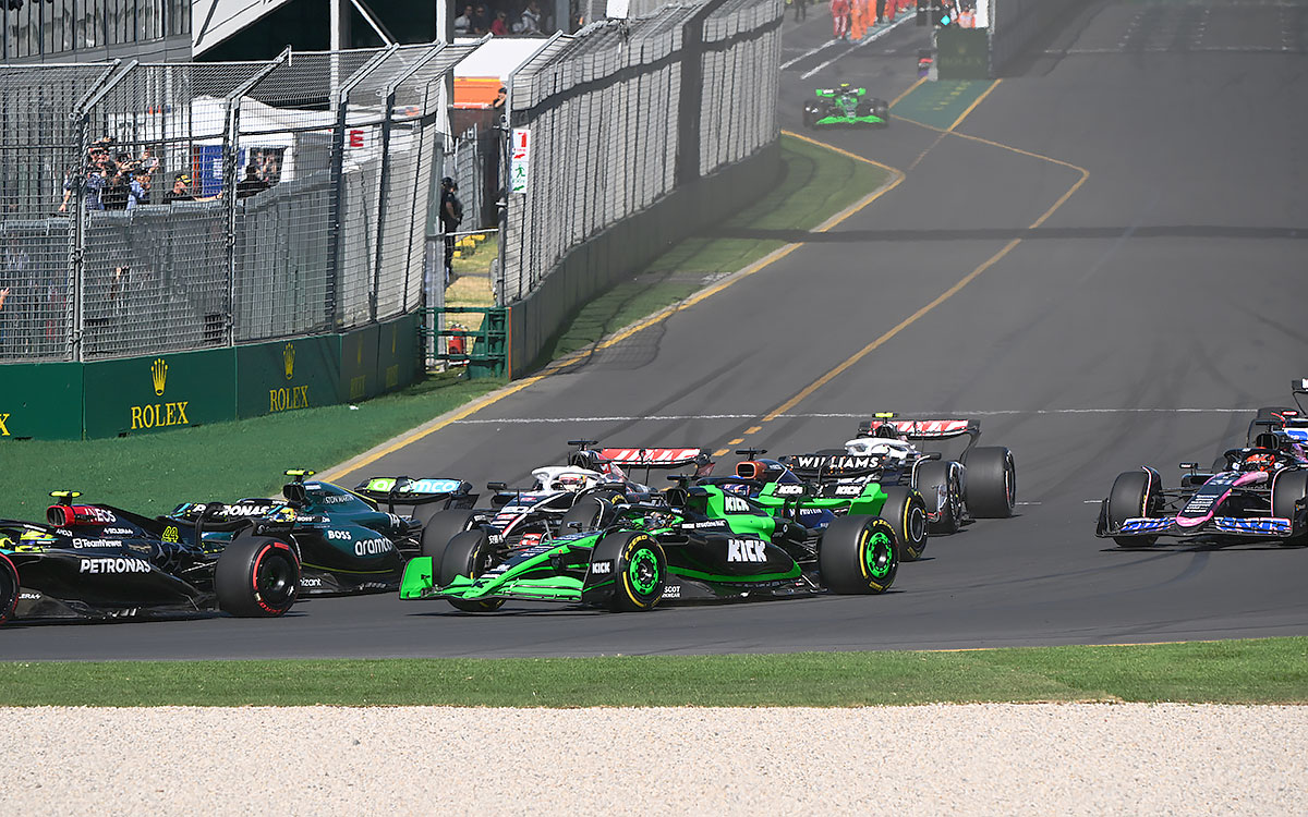 1周目のターン1にアプローチするバルテリ・ボッタス（ザウバー）、2024年3月24日F1オーストラリアGP決勝レース