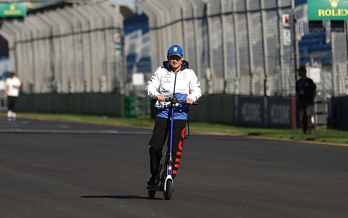 アルバート・パーク・サーキットを下見する角田裕毅（RB）、2024年3月20日F1オーストラリアGP