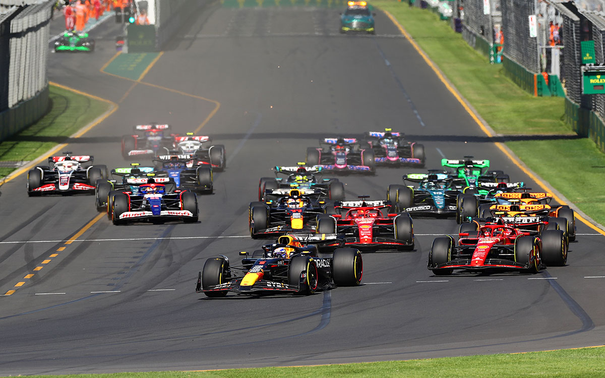 首位を維持してアルバート・パーク・サーキットのターン1にアプローチするマックス・フェルスタッペン（レッドブル）、2024年3月24日F1オーストラリアGP決勝レーススタート直後の様子