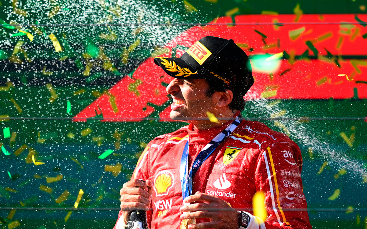 表彰台の上で勝利の美酒を味わうカルロス・サインツ（フェラーリ）、2024年3月24日F1オーストラリアGP