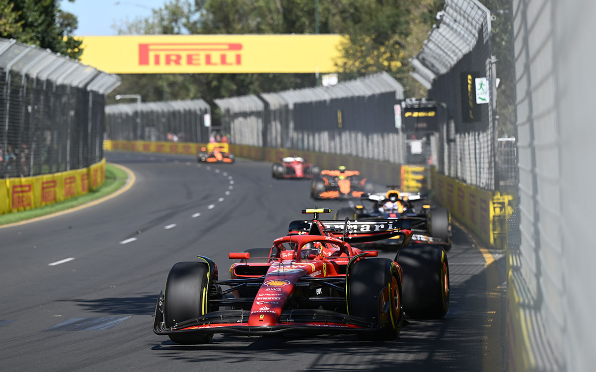 マックス・フェルスタッペン（レッドブル）をリードするカルロス・サインツ（フェラーリ）、2024年3月24日F1オーストラリアGP決勝レース