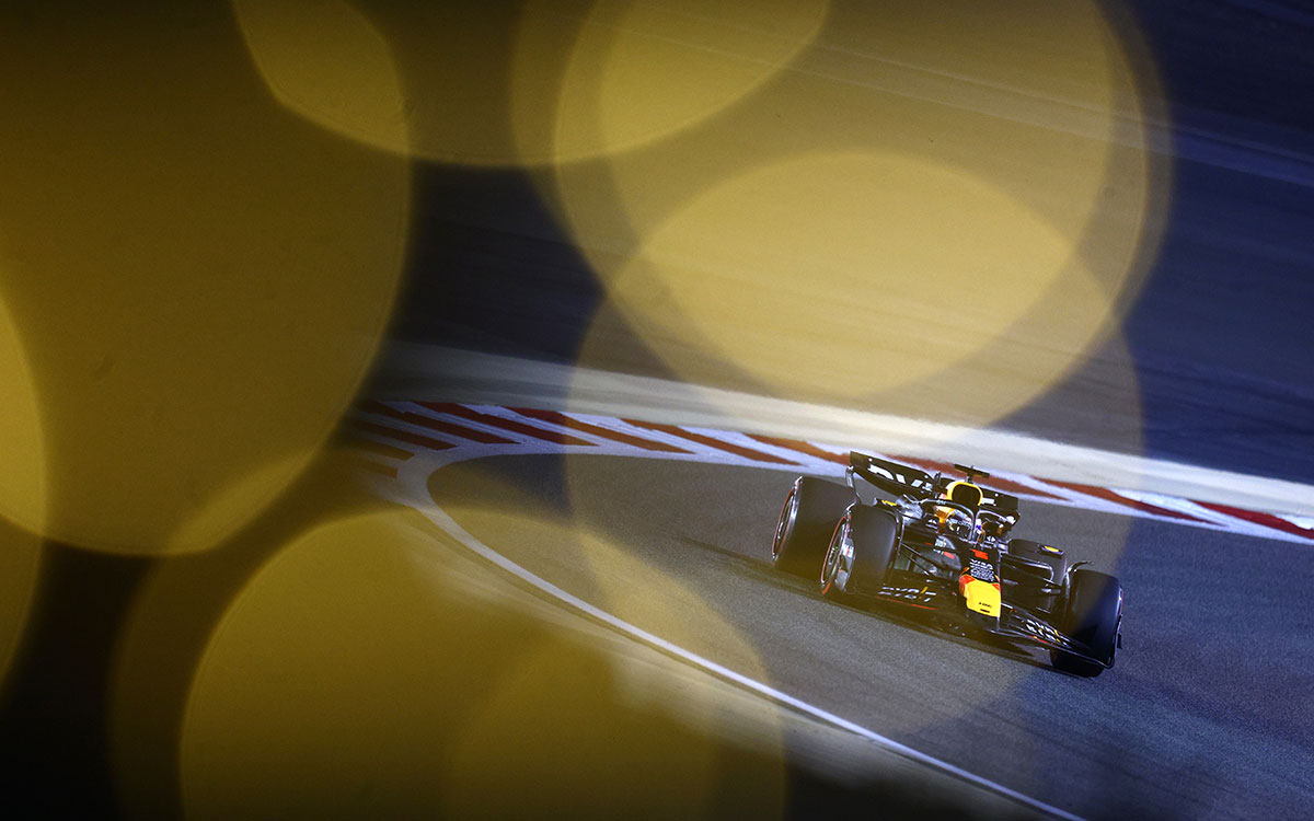 夜のバーレーン・インターナショナル・サーキットを周回するマックス・フェルスタッペン（レッドブル）、2024年2月29日F1バーレーンGP FP2