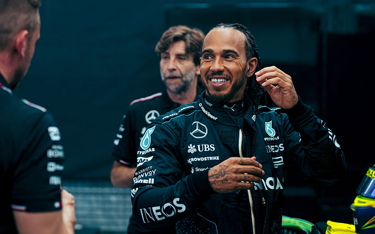 ガレージで笑顔を見せるルイス・ハミルトン（メルセデス）、2024年2月23日F1バーレーンテスト