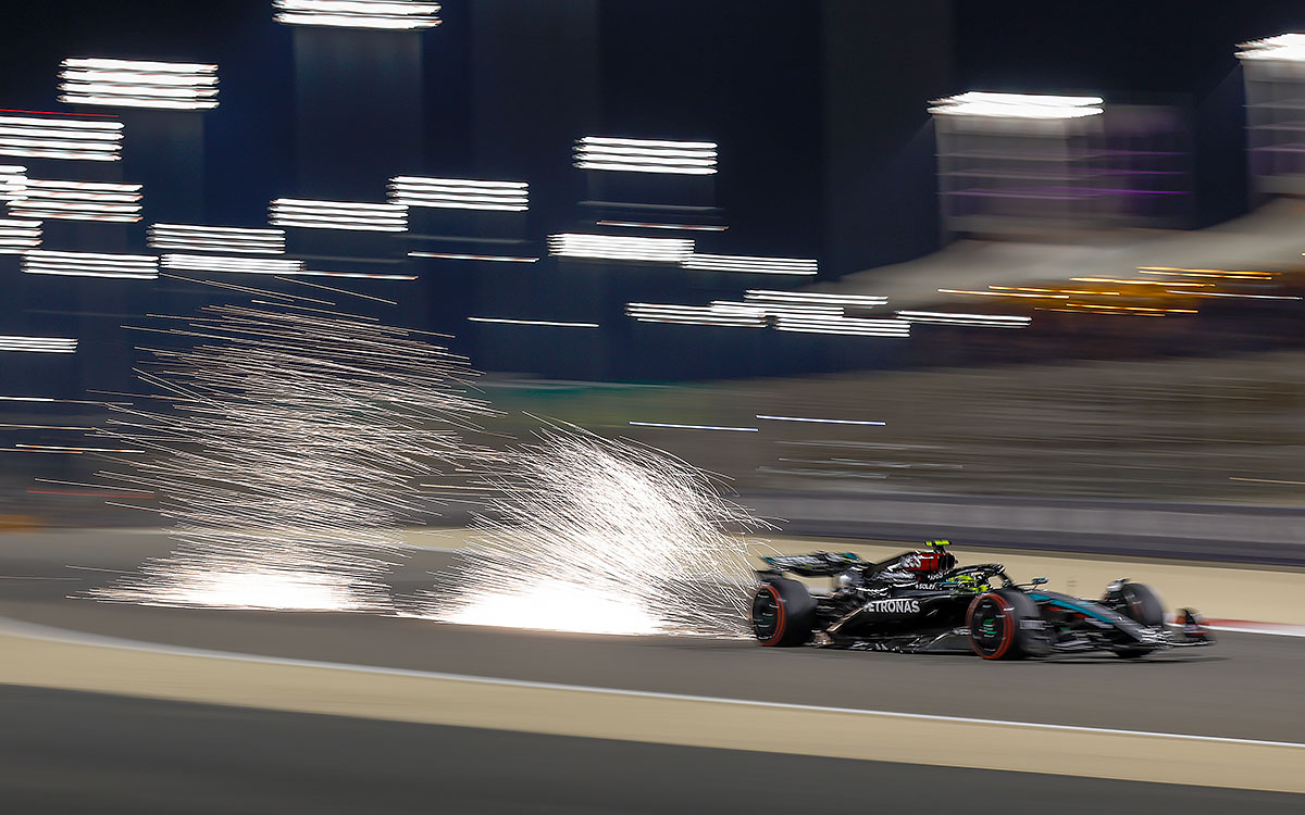 火花を散らしながらフライング・ラップを走るルイス・ハミルトン（メルセデス）、2024年3月1日F1バーレーンGP予選