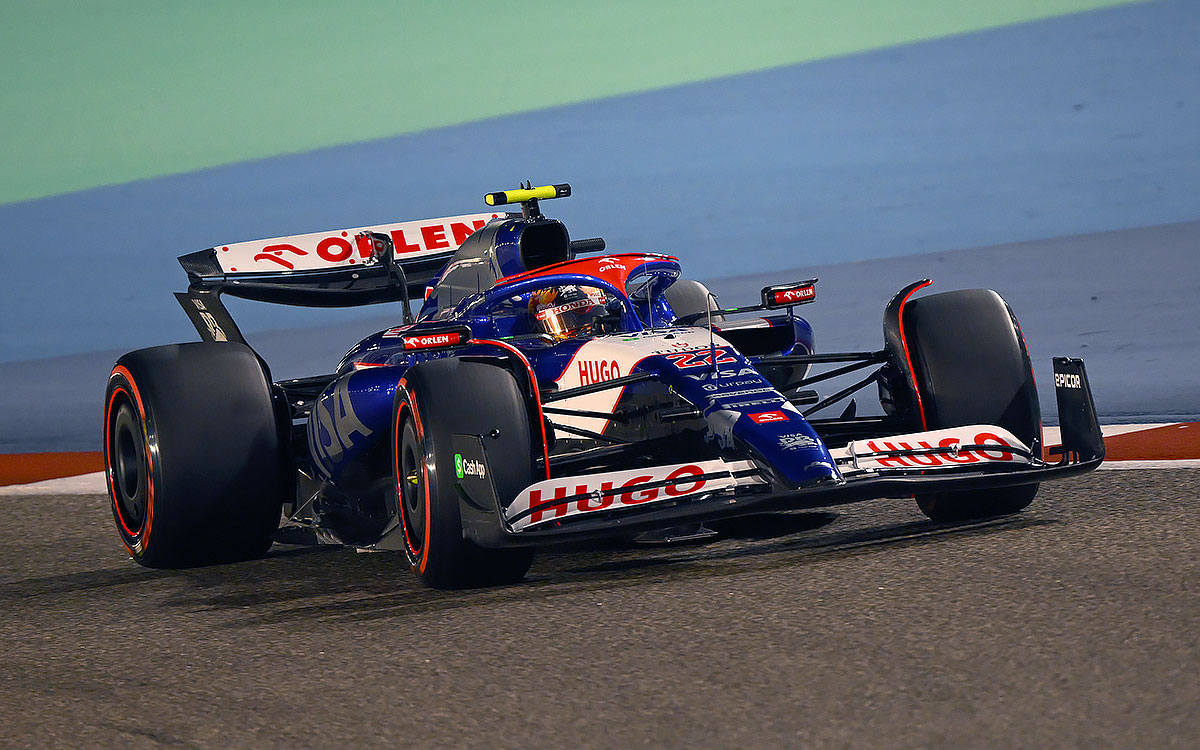 バーレーン・インターナショナル・サーキットで計測ラップを走る角田裕毅（ビザ・キャッシュアップRBフォーミュラ1チーム）、2024年3月1日F1バーレーンGP予選