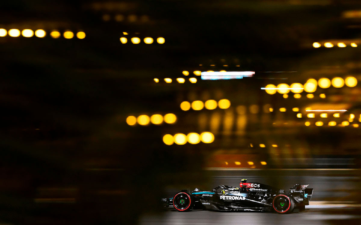 夜のバーレーン・インターナショナル・サーキットを周回するルイス・ハミルトン（メルセデス）、2024年2月29日F1バーレーンGP FP2