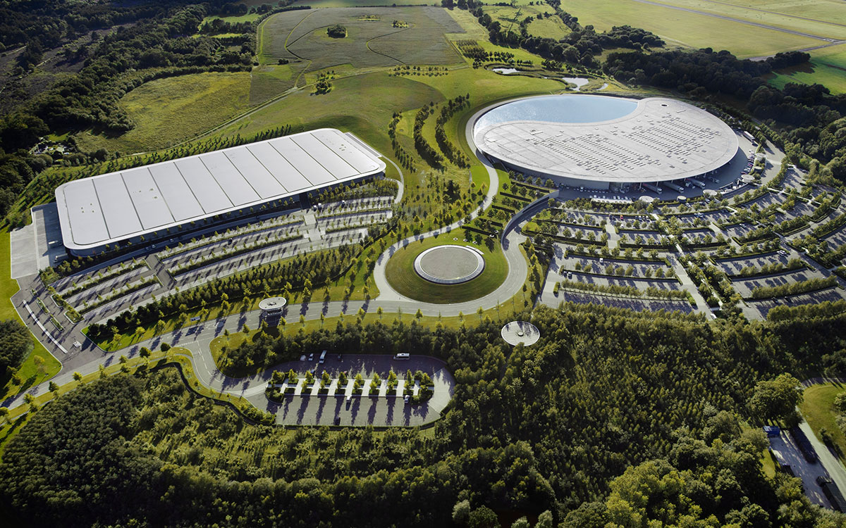 英国サリー州ウォーキングにあるマクラーレン・テクノロジー・センター、2024年