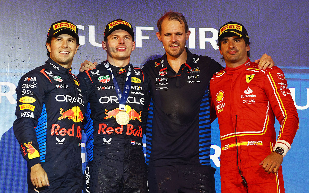 表彰台に上がる2位のセルジオ・ペレス（レッドブル）と優勝したマックス・フェルスタッペン、パフォーマンスエンジニアのトム・ハートと3位カルロス・サインツ（フェラーリ）、2024年3月2日(土) F1バーレーンGP決勝レース