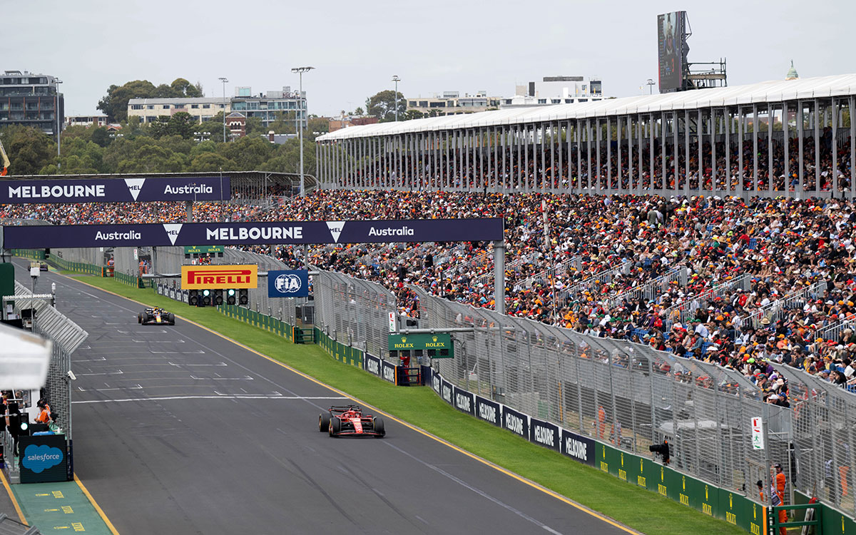 アルバート・パーク・サーキットのメインストレートを走行するシャルル・ルクレール（フェラーリ SF-24）とマックス・フェルスタッペン（レッドブル・レーシング RB20）、2024年3月23日F1オーストラリアGP FP3