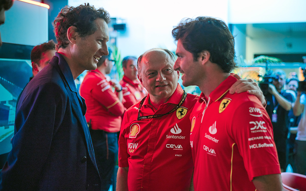 虫垂炎の手術を終えてガレージに姿を見せたカルロス・サインツを迎えるフェラーリ会長ジョン・エルカーンとフレデリック・バスール代表、2024年3月9日F1サウジアラビアGP決勝レース