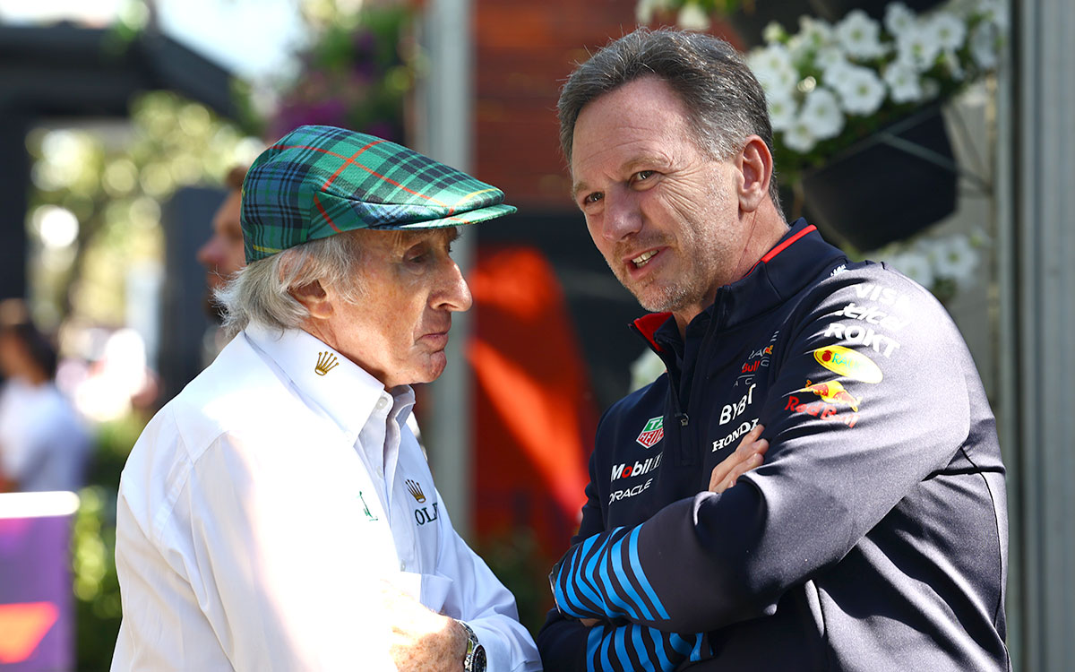 アルバート・パーク・サーキットのパドックで話すレッドブルのクリスチャン・ホーナー代表とジャッキー・スチュワート、2024年3月22日(金) F1オーストラリアGP
