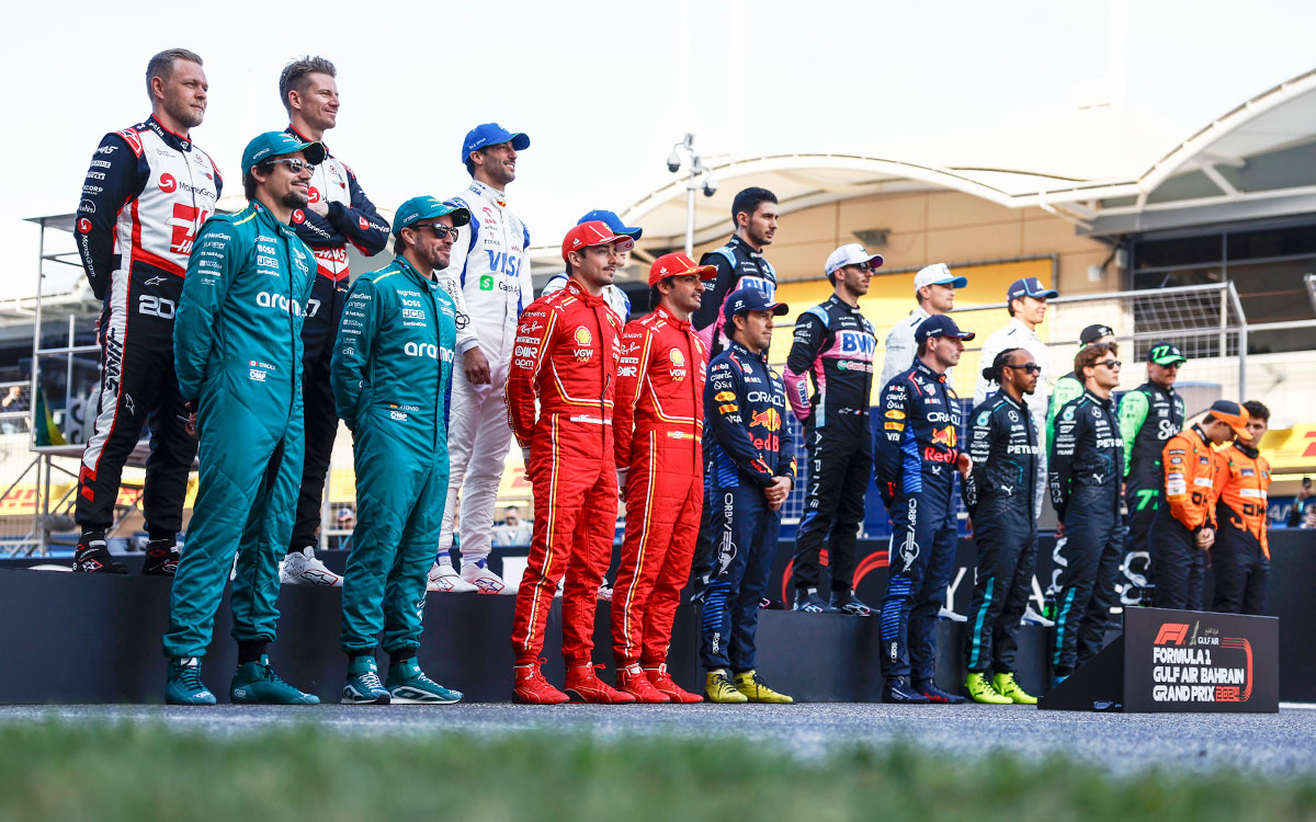 シーズン開幕戦恒例の集合写真撮影に臨むF1ドライバー達、2024年3月2日F1バーレーンGP