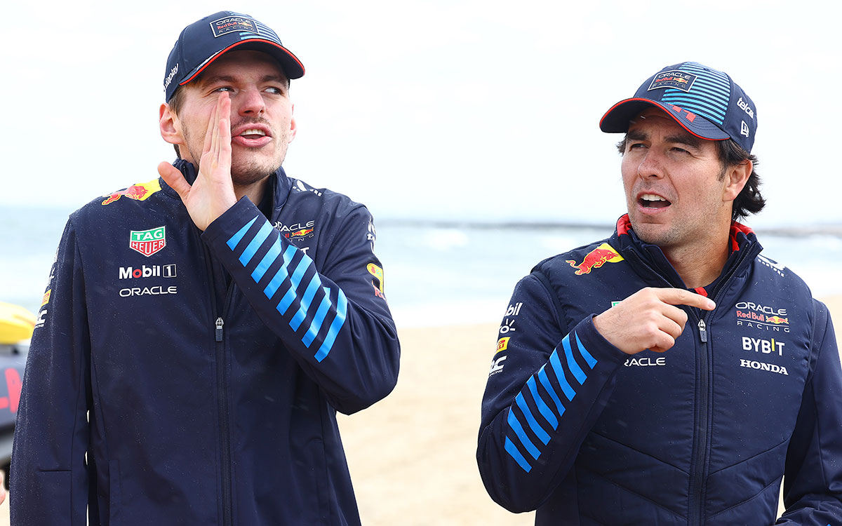 おどけた表情を見せるレッドブルのマックス・フェルスタッペンとセルジオ・ペレス、2024年3月20日(水) F1オーストラリアGP