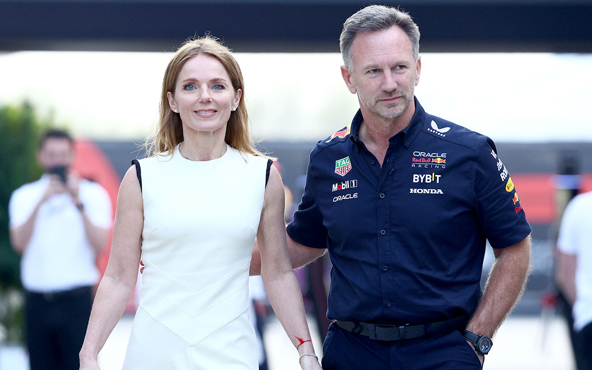 妻ジェリ・ハウエルと共にバーレーン・インターナショナル・サーキットのパドックを歩くクリスチャン・ホーナー（レッドブル・レーシング チーム代表）、2024年3月2日(土) F1バーレーンGP（バーレーン・インターナショナル・サーキット）