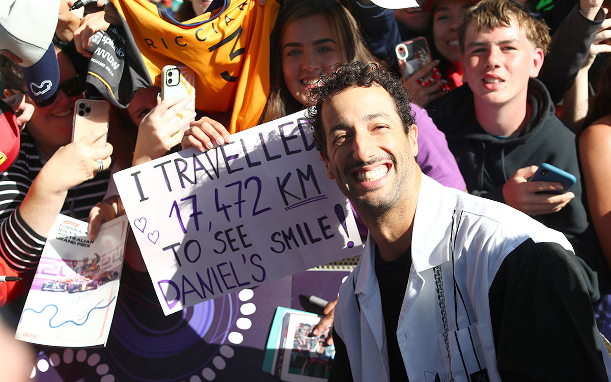ダニエル・リカルドの笑顔を見るために17,472km離れた場所から観戦に訪れたとするファンと写真を撮るダニエル・リカルド（RBフォーミュラ1）、2024年3月22日(金) F1オーストラリアGP（アルバートパーク・サーキット）