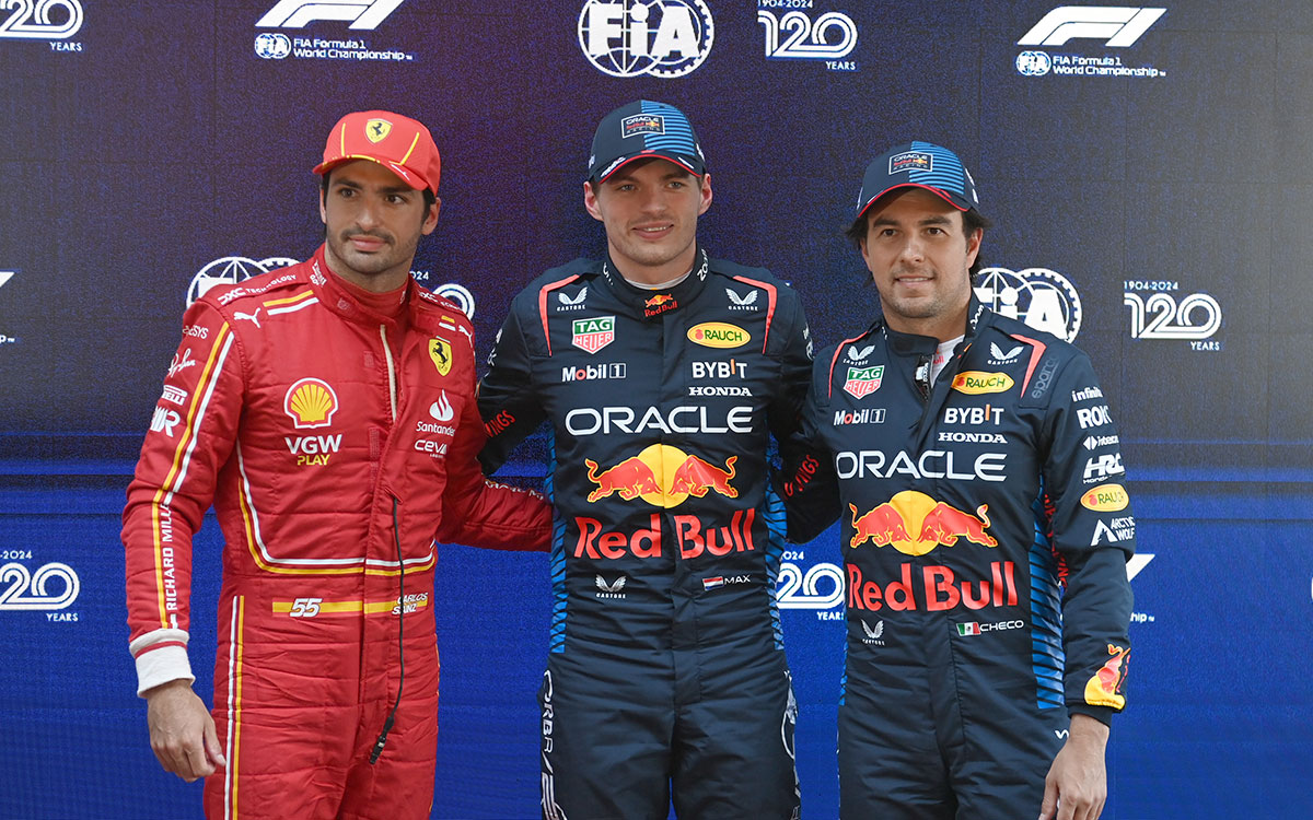 予選2番手のカルロス・サインツ（スクーデリア・フェラーリ）、ポールのマックス・フェルスタッペン（レッドブル）、3番手セルジオ・ペレス（レッドブル）、2024年3月23日F1オーストラリアGP