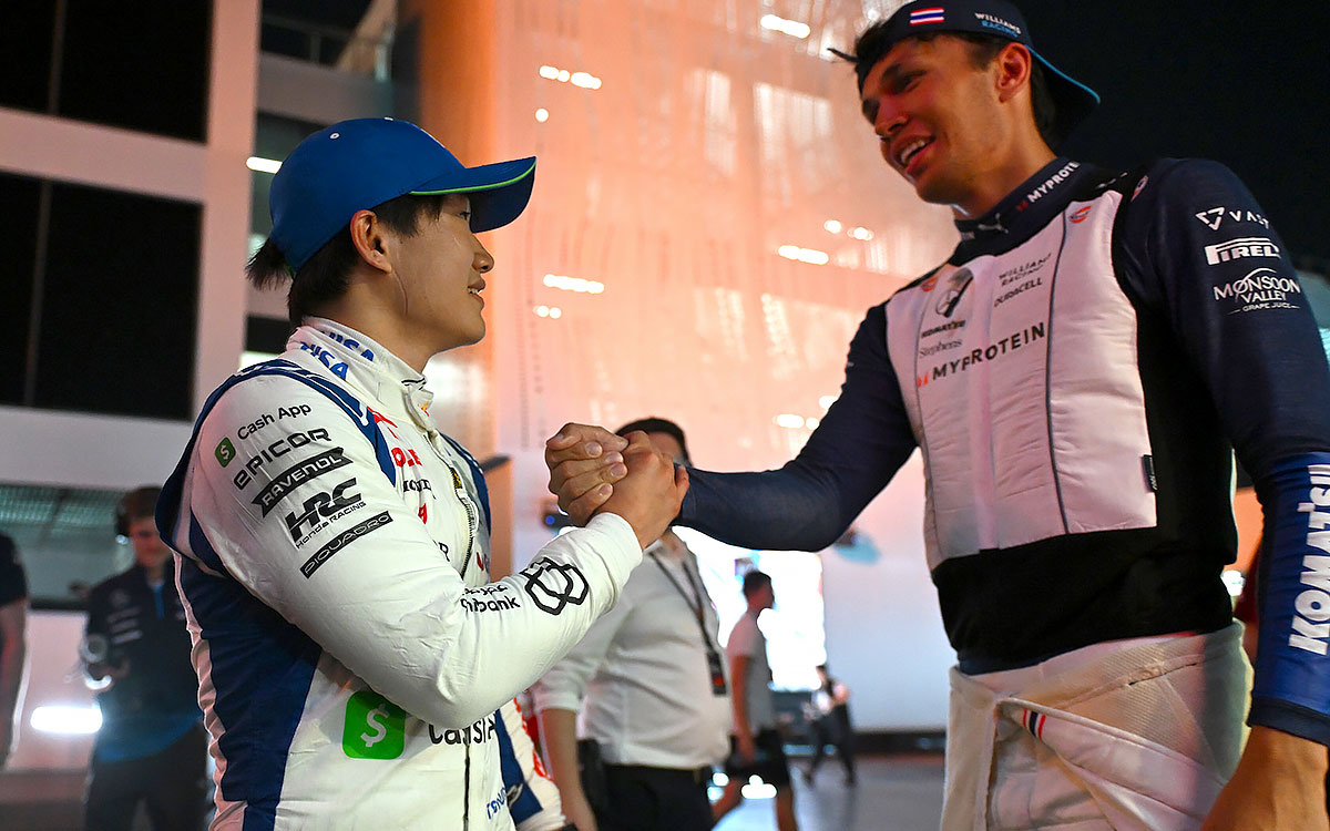 予選を終えて健闘を称え合う角田裕毅（RB）とアレックス・アルボン（ウィリアムズ）、2024年3月8日F1サウジアラビアGP
