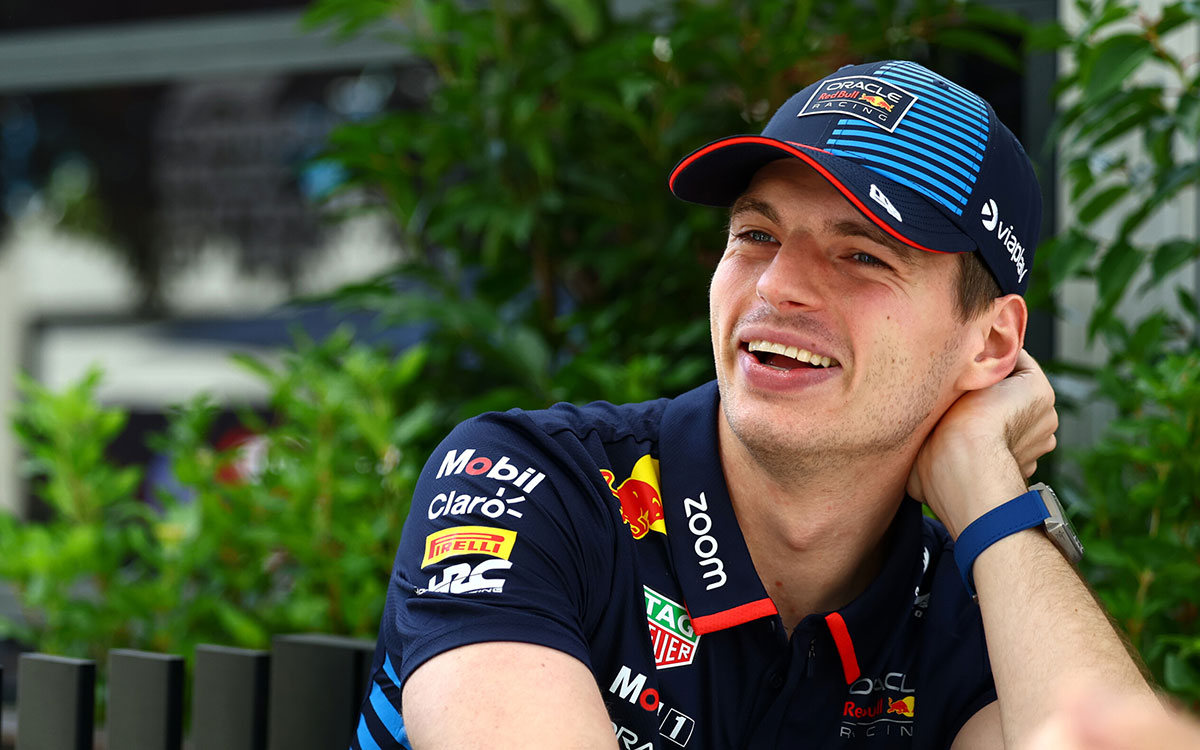 アルバート・パーク・サーキットのパドックで笑顔を見せるマックス・フェルスタッペン（レッドブル・レーシング）、2024年3月21日(木) F1オーストラリアGP